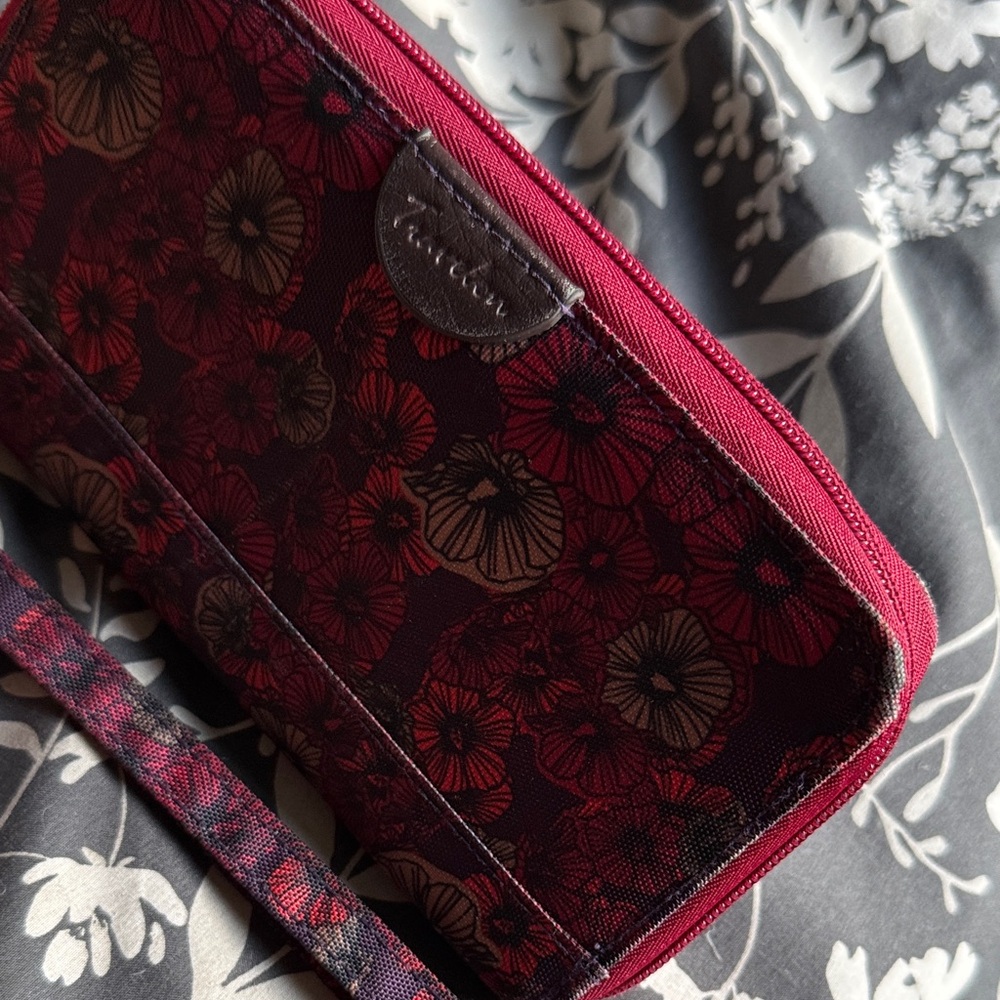 Travelon Red and Black Floral Wristlet - Picture 2 of 6